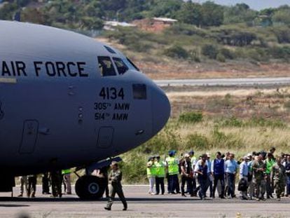 Los aviones militares norteamericanos, cargados de ayudas para Venezuela, aterrizan en la frontera colombiana