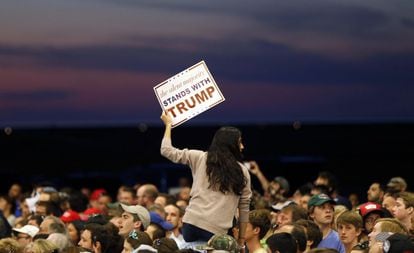 "La mayoría silenciosa está con Trump", dice este cartel en un mitin en Nueva Orleans (Luisiana)