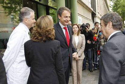 El presidente del Gobierno, José Luis Rodríguez Zapatero, al salir de su visita al rey Juan Carlos