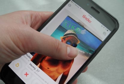 La mitad de los usuarios de Tinder en EE UU han tenido al menos una cita por videollamada durante el mes de junio