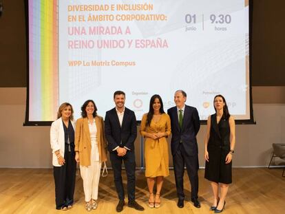 De izquierda a derecha: Eva Prada, directora de la Cámara Británica en España; Aida García, presidenta de la Cámara Británica; Miguel Garzón, de myGwork; Begoña Villacís, vicealcaldesa de Madrid; Vicente Grau, CEO de WPP Spain; y Susana Rodriguez, vicepresidenta regional de Madrid de la Cámara Británica. 