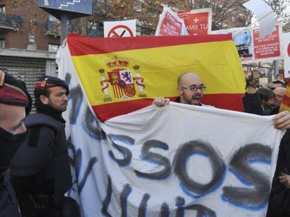 Un grupo de mossos protestan contra los recortes salariales en el exterior de la Casa de Cultura de Lloret de Mar.
