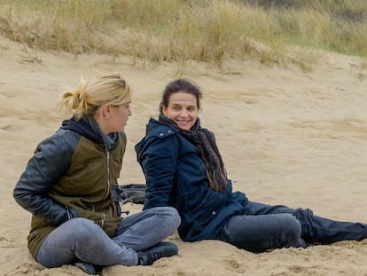 Louise Pociecka y Juliette Binoche, en 'En un muelle de Normandía'.