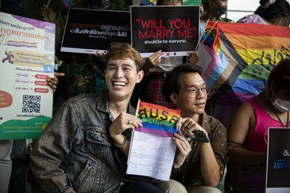 'Fah' y su novio 'Pete' piden a la oficina del distrito de Bang Rak en Bangkok (Tailandia) que les permita casarse el Día de San Valentín en una boda masiva para promover la igualdad en el matrimonio y alentar a Tailandia a permitir el matrimonio entre personas del mismo sexo.