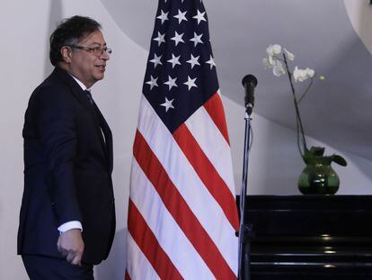 El presidente de Colombia, Gustavo Petro, tras un encuentro con Jonathan Finer, secretario principal adjunto de Seguridad Nacional de Estados Unidos, en Bogotá (Colombia), en 2022.