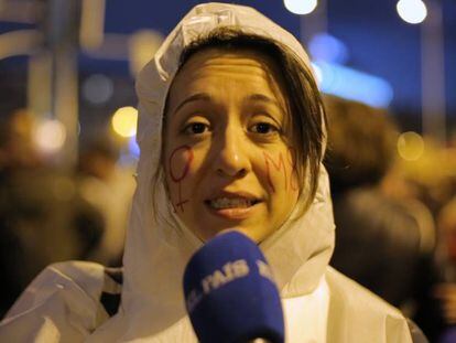 Una mujer en la manifestación del 8M en Madrid. En vídeo, motivos de las manifestantes para salir a la calle.