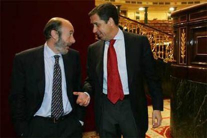 Alfredo Pérez Rubalcaba y Eduardo Zaplana, en el Congreso de los Diputados.