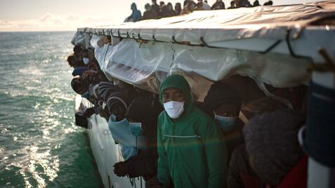 Un grupo de migrantes a bordo del 'Open Arms' mira hacia la costa el pasado lunes según se acercan a la costa de Sicilia.