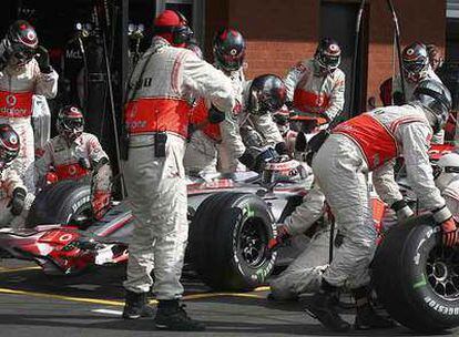 Mecánicos de McLaren cambian los neumáticos del coche de Alonso en el Gran Premio de Bélgica del pasado domingo.