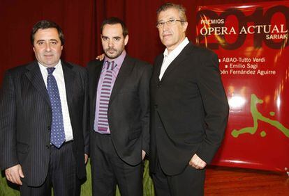 De izquierda a derecha, el presidente de la ABAO, Juan Carlos Matellanes, Rubén Fernández Aguirre y Emilio Sagi.