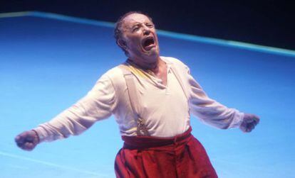 Leo Nucci en el escenario del Real durante una escena de 'Rigoletto'.