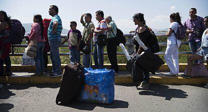 Venezolanos en el puente Simón Bolívar, el punto fronterizo más cercano a Cúcuta.