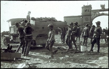 Soldados españoles trasladan los cadáveres de caídos en el desastre de Annual.