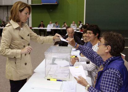 La presidenta del PP del País Vasco, Arantza Quiroga, ha ejercido su derecho al voto en el frontón Jostaldi de Hondarribia (Gipuzkoa).