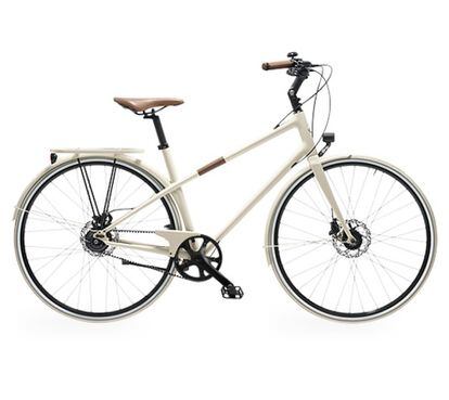 Esta bicicleta de Hermès será la envidia de la carretera. Tiene ocho velocidades, es de carbono, extremadamente ligera y forrada en becerro liso natural en los puntos de contacto. Precio: 9.150 euros.