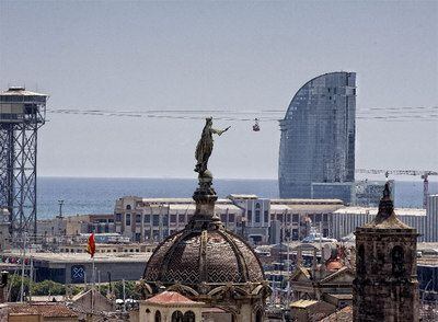 Imagen del hotel Vela de Barcelona, sobre una superficie ganada al mar.