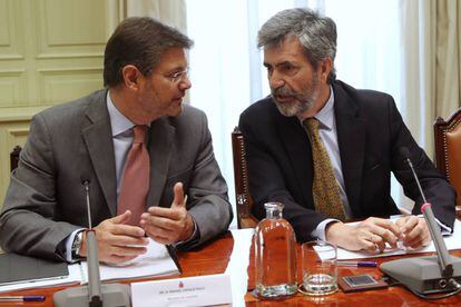 El presidente del Tribunal Supremo y del CGPJ, Carlos Lesmes (d), y el ministro de Justicia, Rafael Catal&aacute; (i).