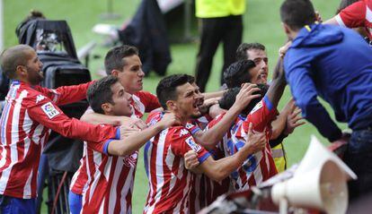 Los jugadores del Sporting celebran el segundo gol.