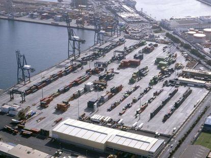 Vista de contenedores en un muelle del puerto de Las Palmas.