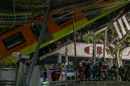 Dos vagones de la línea 12 del metro de Ciudad de México se desplomaron aproximadamente a las 22.00 sobre una avenida principal al derrumbarse un puente, entre las estaciones de Olivos y Tezonco. Bomberos y miembros de protección civil han comenzado a retirar los cuerpos de la veintena de fallecidos sobre las dos de la madrugada.