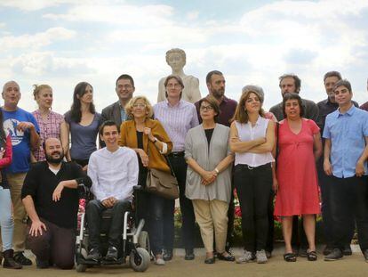 Manuela Carmena, en el centro, rodeada en mayo por los concejales de su formación.