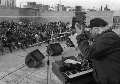 Rafael Alberti lee sus poemas a los presos de la cárcel de Carabanchel (Madrid) en 1985.