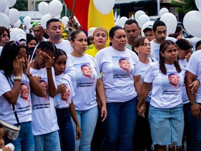 Silenis Marulanda marcha junto con habitantes de Barrancas por la liberación de su esposo, Luis Manuel Díaz, el 31 de octubre.