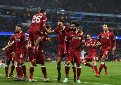 Salah celebra con sus compañeros el primer gol del Liverpool.