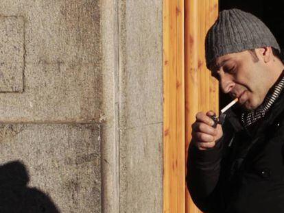 Un fumador en una calle de Madrid.
