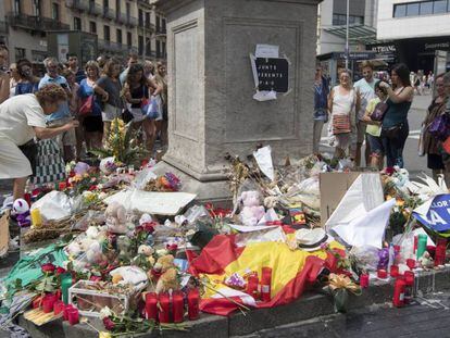 Uno de los altares montados en La Rambla de Barcelona en homenaje a las víctimas del atentado.