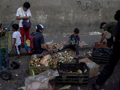 Venezolanos recogen restos de alimentos del suelo