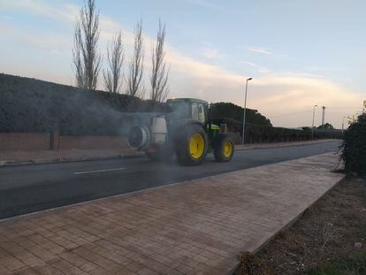 Agricultores rociando con agua y lejía las calles de Zamora.