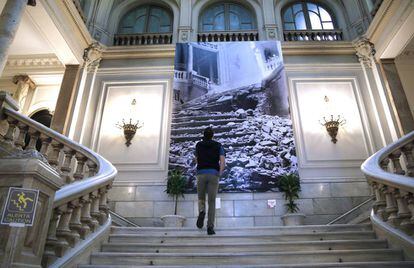 Foto instalada en la escalera principal del Ayuntamiento de Valencia.
