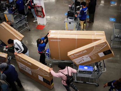 Consumidores compran pantallas durante El Buen Fin en Ciudad de México. REUTERS/Henry Romero