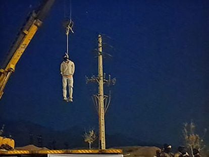 Imagen de la ejecución pública del joven Majid Reza Rahnavard, publicada por el medio de la propaganda oficial iraní 'Mizan News', este lunes en Mashad.