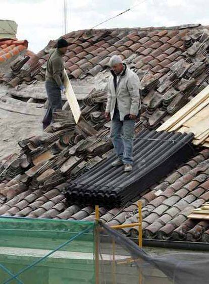 Dos inmigrantes trabajan sin protección en Madrid.