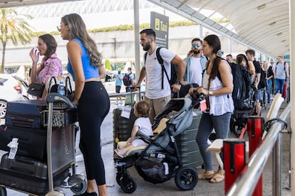 Largas colas de turistas en el Aeropuerto de Palma de Mallorca.
