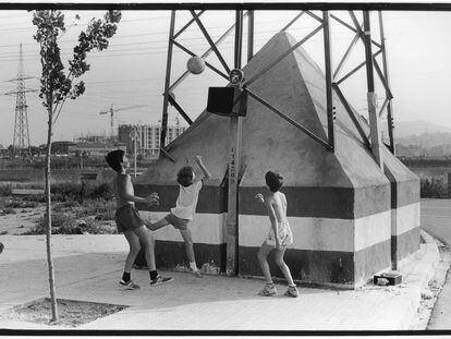 Niños jugando al baloncesto en un descampado de Santa Coloma de Gramanet, Barcelona, a comienzos de la década del noventa.