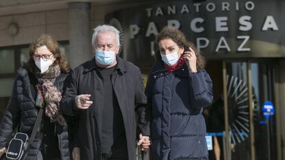Víctor Manuel y Anabel, a su salida de la capilla ardiente de Almudena Grandes.