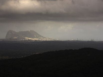 Vista del peñón de Gibraltar desde la finca de La Almoraima.