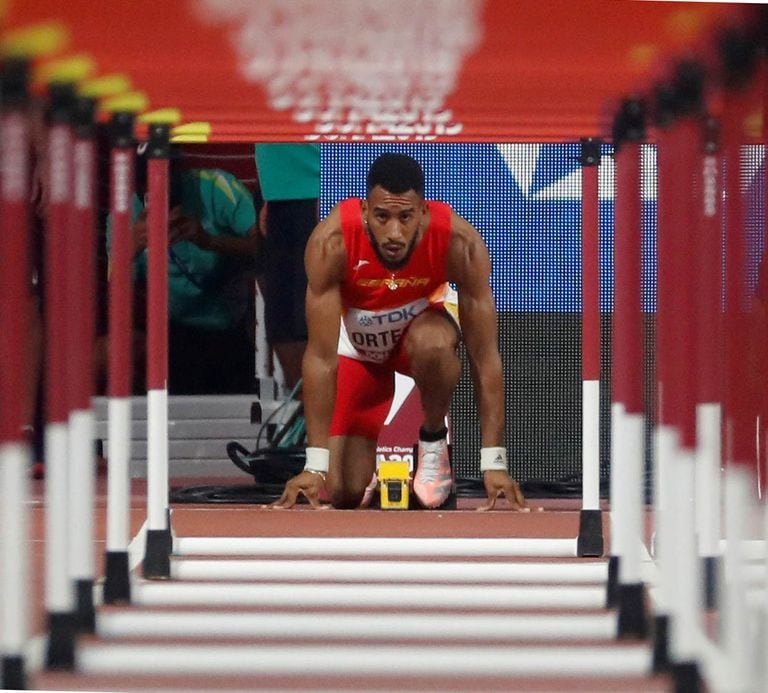 Orlando Ortega, antes del inicio de una serie de obstáculos de 110 metros de la Copa Mundial de Atletismo 2019.