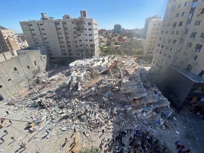 Escombros del edificio en el que estaban las sedes de Associated Press y Al Jazeera tras el ataque, este sábado en la ciudad de Gaza.