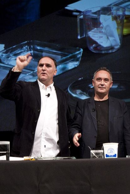 Los cocineros José Andrés y Ferran Adrià, durante su lección magistral en Harvard.