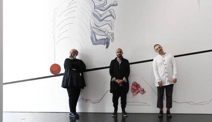 Los tres artistas ganadores del premio Han Nefkens de este año, ante una de las piezas que exponen en el Macba.