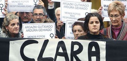 Vista de la concentración convocada esta mañana por la Junta de Portavoces del Ayuntamiento de Renteria, en protesta por el asesinato ayer en esta localidad guipuzcoana de una mujer venezolana de 35 años, acuchillada presuntamente por su compañero sentimental.