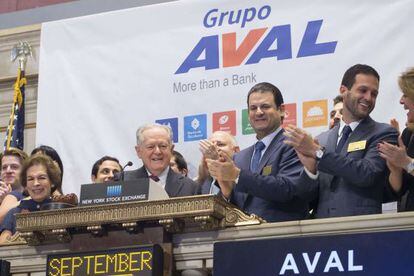 Luis Carlos Sarmiento Gutierrez ((al centro) en Wall Street.
