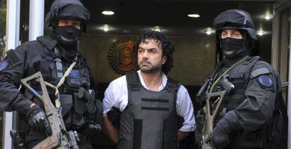 El narcotraficante Henry de Jesús López Londoño, custodiado por la policía, en Buenos Aires.
