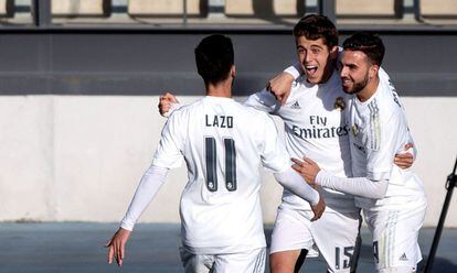 Mayoral celebra con Lazo y Salto y segundo gol del Madrid. 
