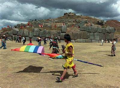 Un hombre disfrazado de inca, ante la fortaleza de Sacsayhuamán