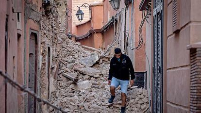 Un hombre pasaba este sábado entre los escombros provocados por el terremoto en Marraquech.